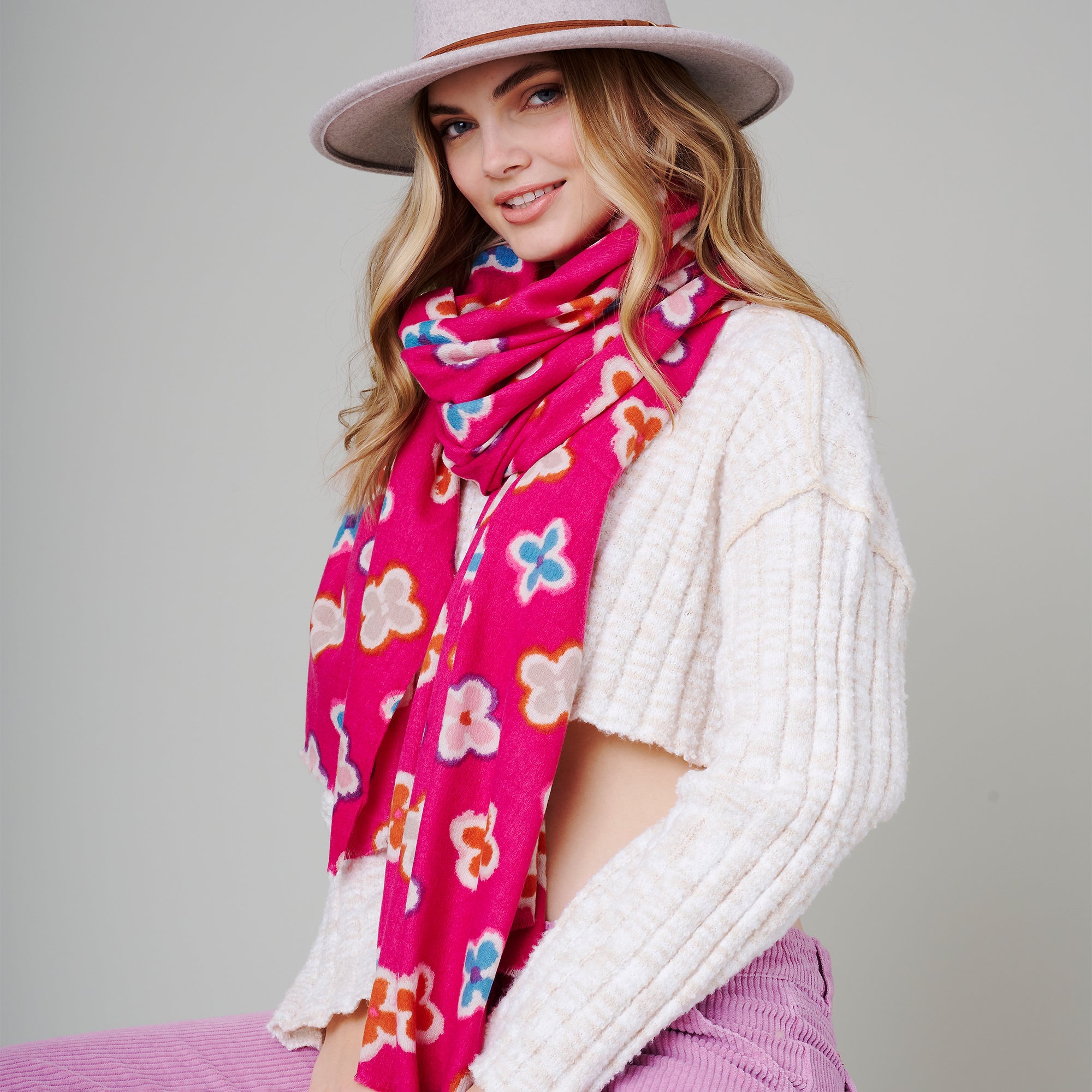 Quatrefoil Print Soft Oblong Scarf