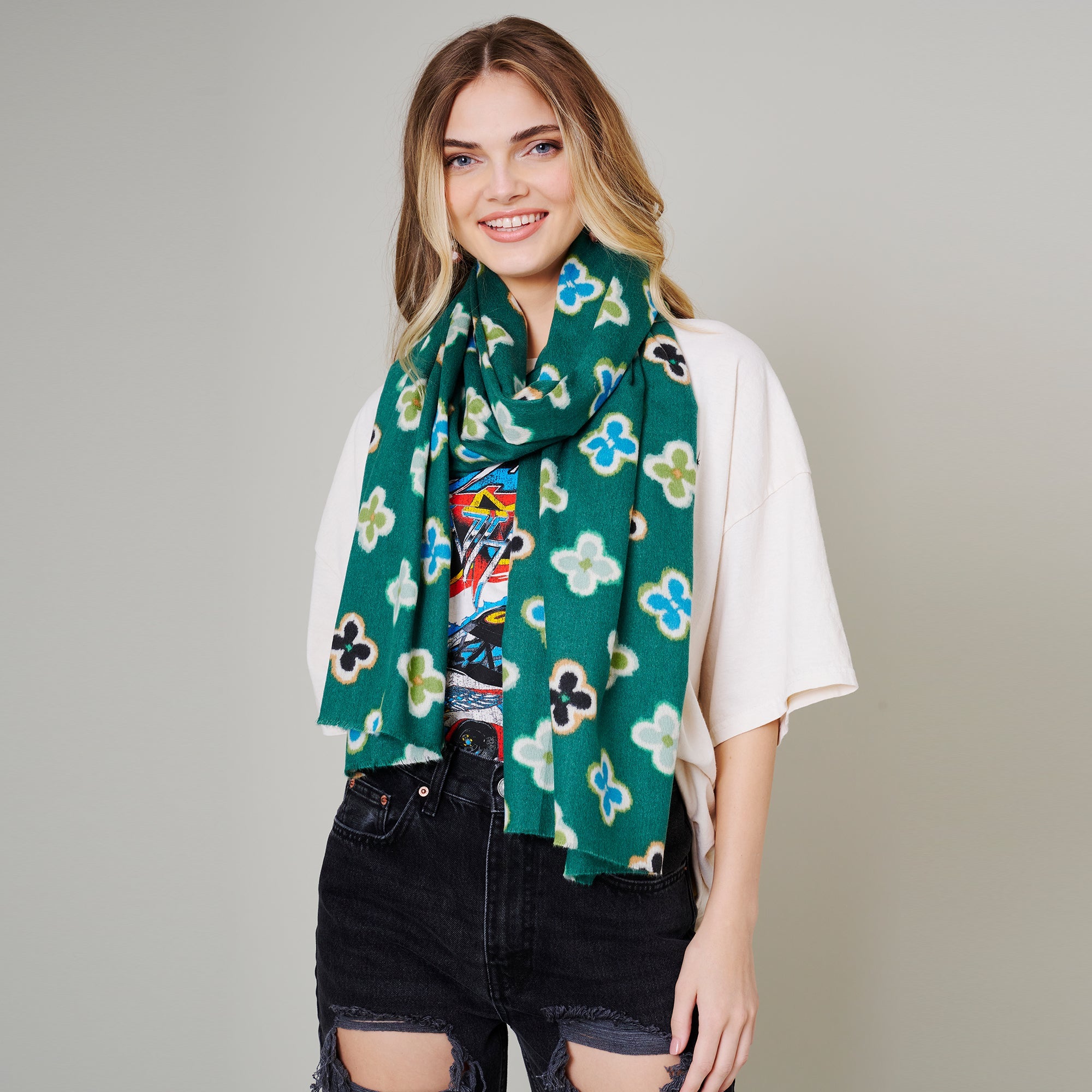 Quatrefoil Print Soft Oblong Scarf
