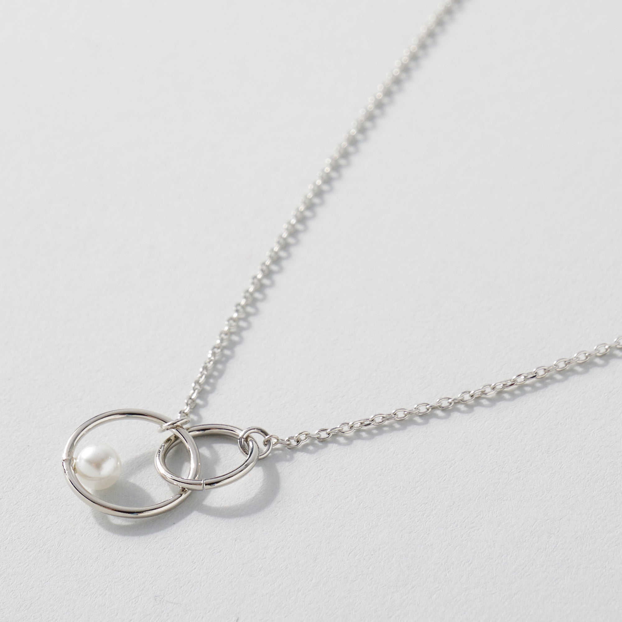 Circle Pearl Pendant Necklace